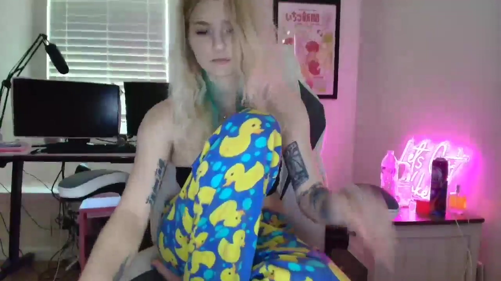 Gallery image thumbnail from DuckChan0's myfreecams stream on, 06/16/2025, 15:58 image 8 of 20