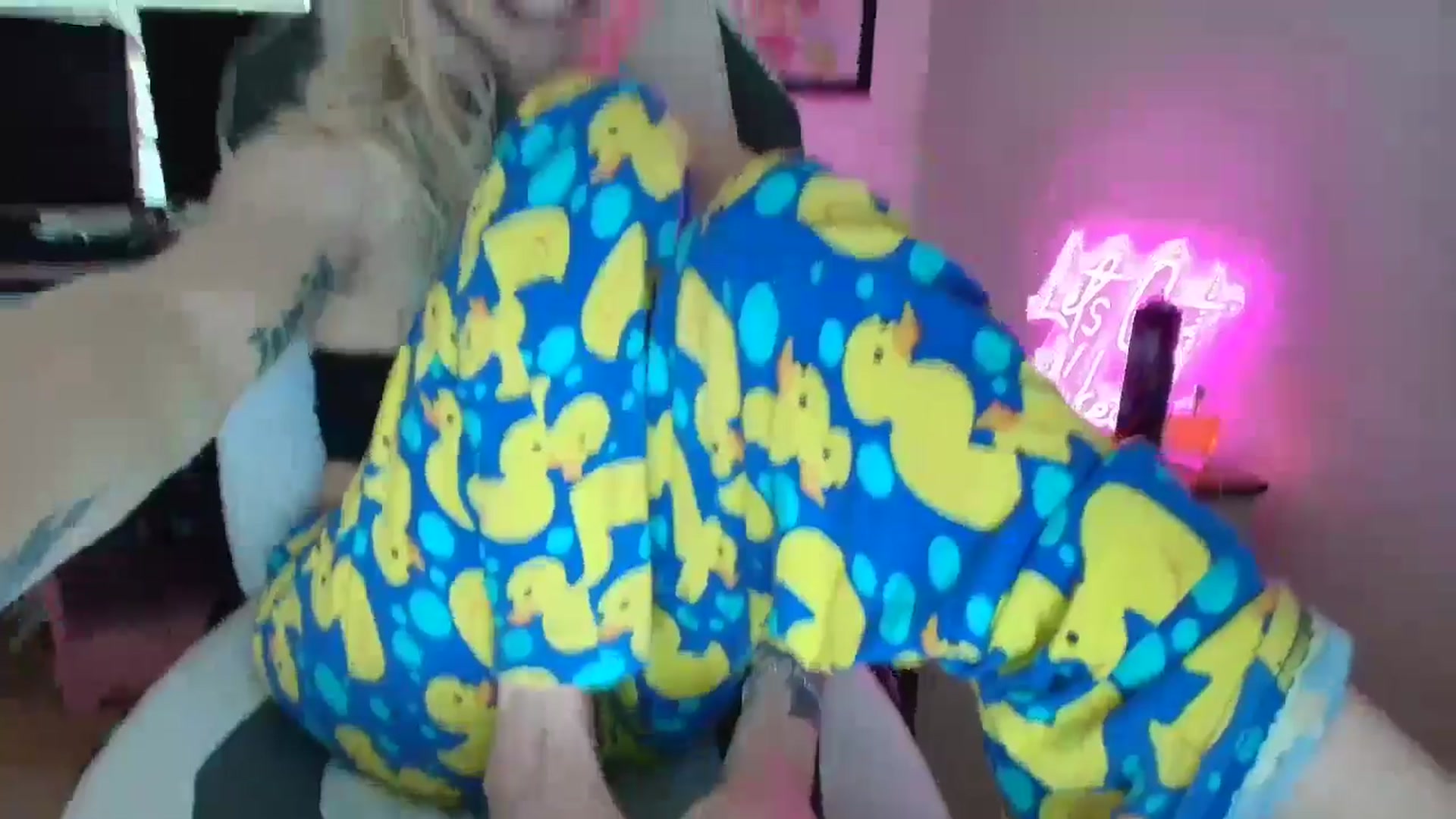 Gallery image thumbnail from DuckChan0's myfreecams stream on, 06/16/2025, 15:58 image 11 of 20