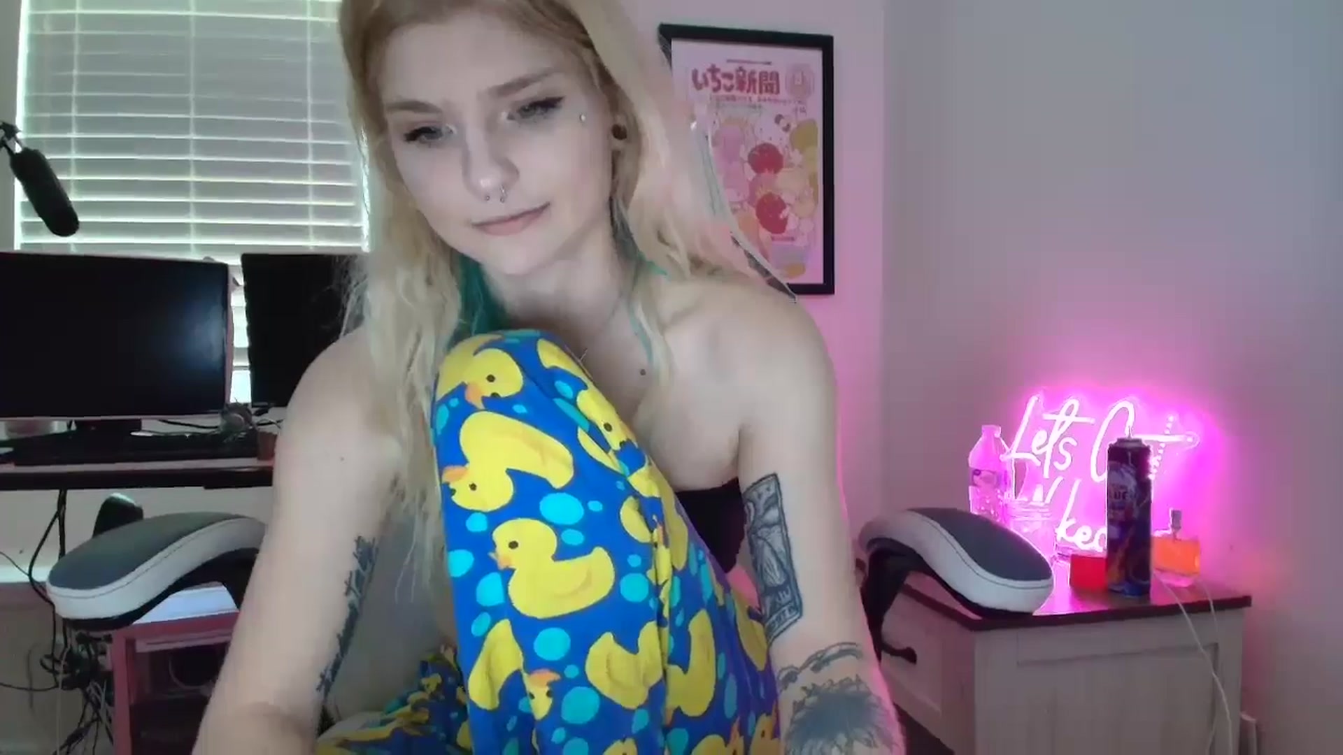 Gallery image thumbnail from DuckChan0's myfreecams stream on, 06/16/2025, 15:58 image 9 of 20