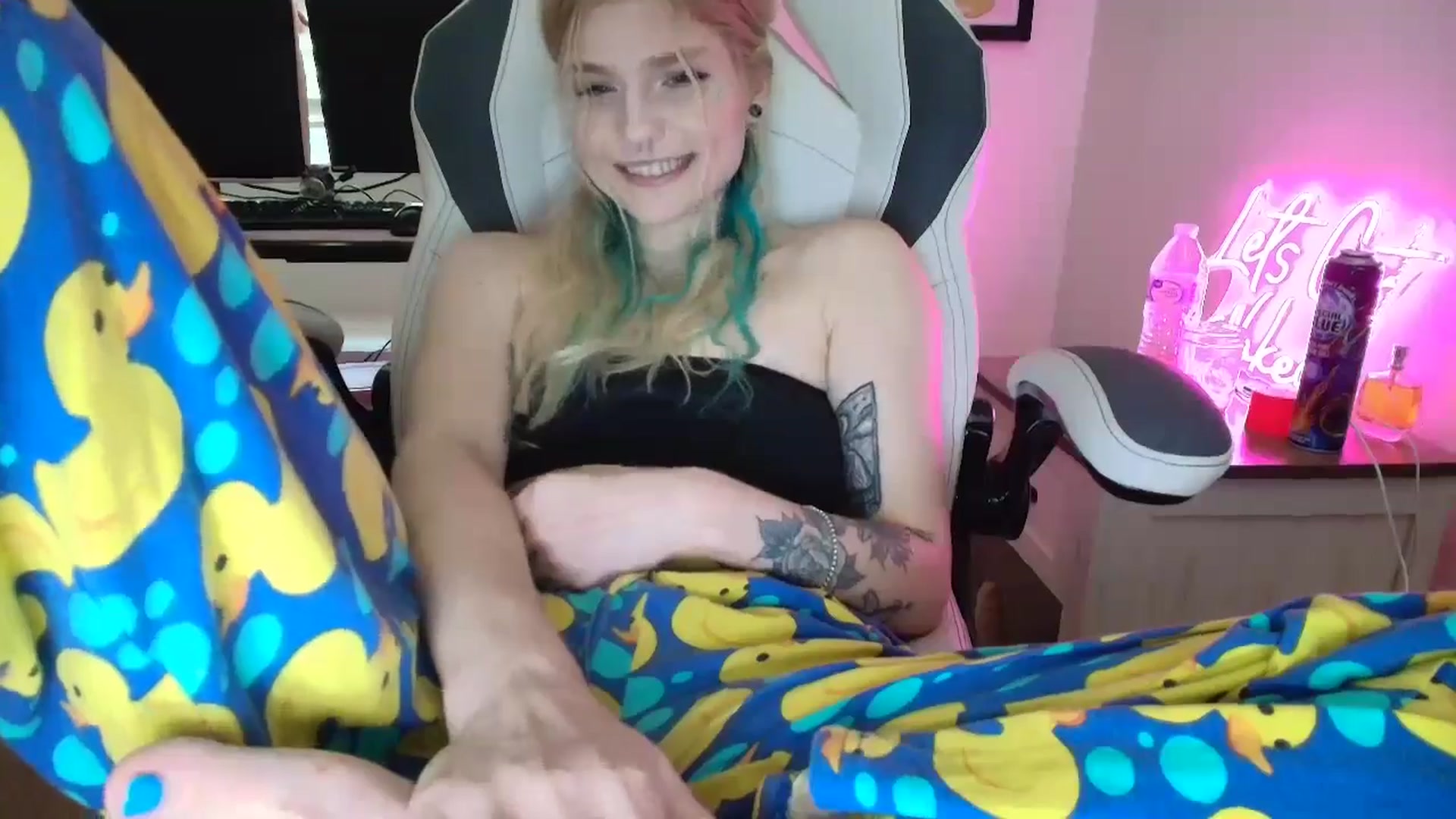 Gallery image thumbnail from DuckChan0's myfreecams stream on, 06/16/2025, 15:58 image 5 of 20