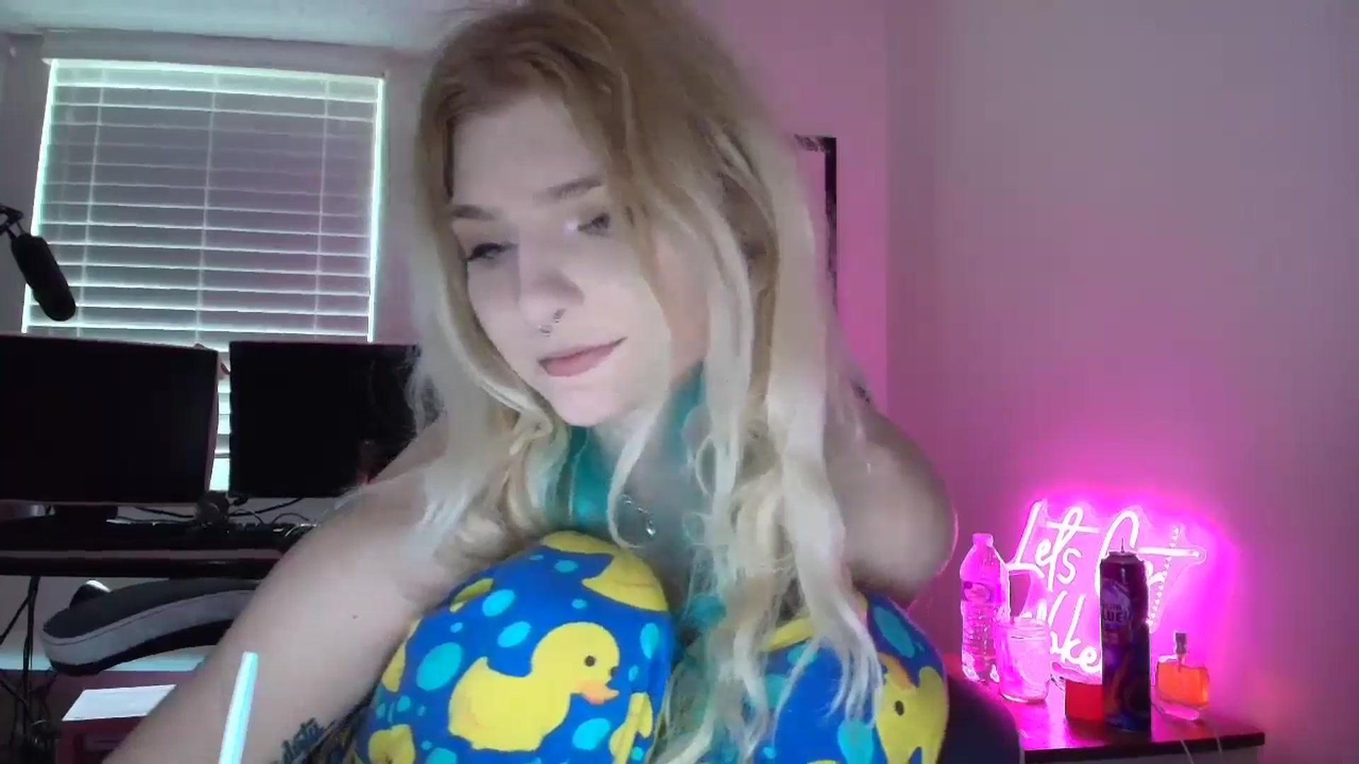 Gallery image thumbnail from DuckChan0's myfreecams stream on, 06/16/2025, 15:58 image 4 of 20