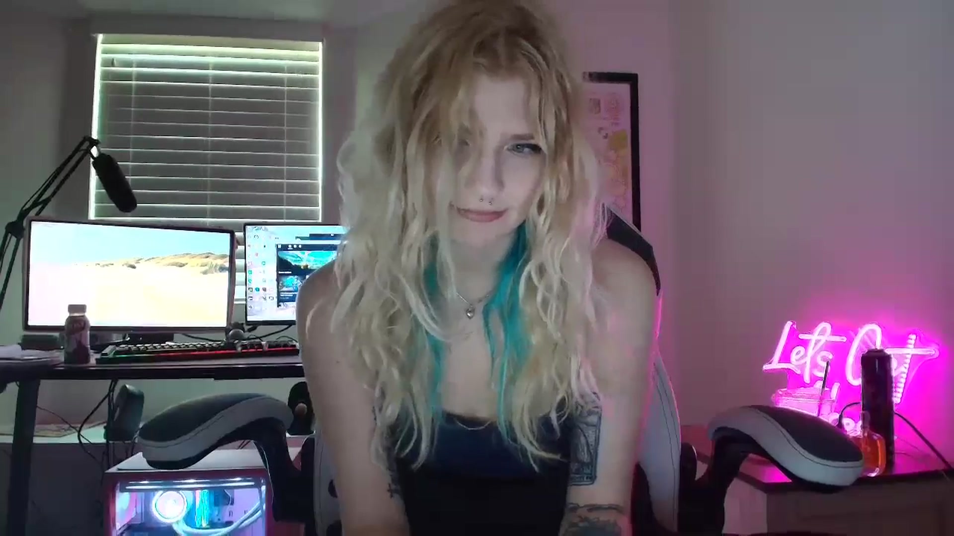 Gallery image thumbnail from DuckChan0's myfreecams stream on, 06/17/2025, 16:44 image 17 of 20