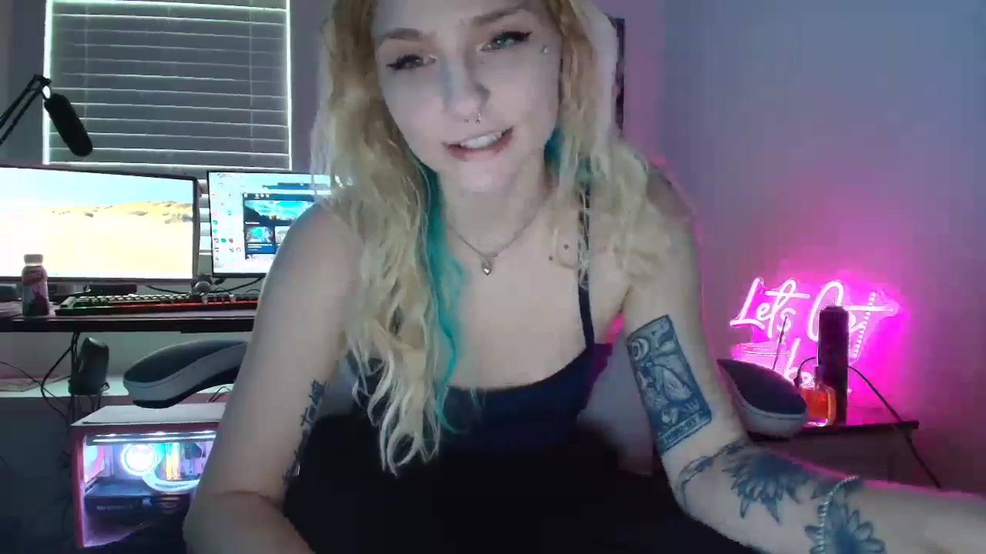 Gallery image thumbnail from DuckChan0's myfreecams stream on, 06/17/2025, 16:44 image 8 of 20