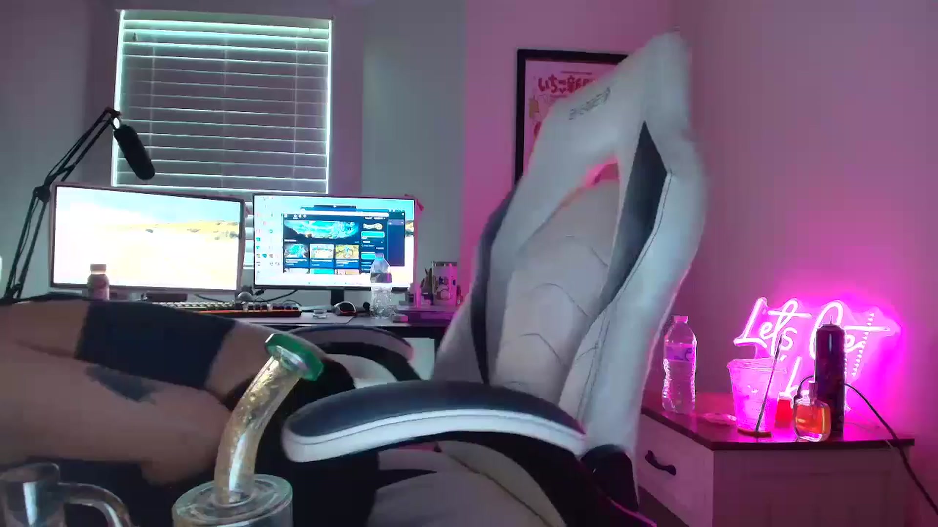 Gallery image thumbnail from DuckChan0's myfreecams stream on, 06/17/2025, 16:44 image 1 of 20