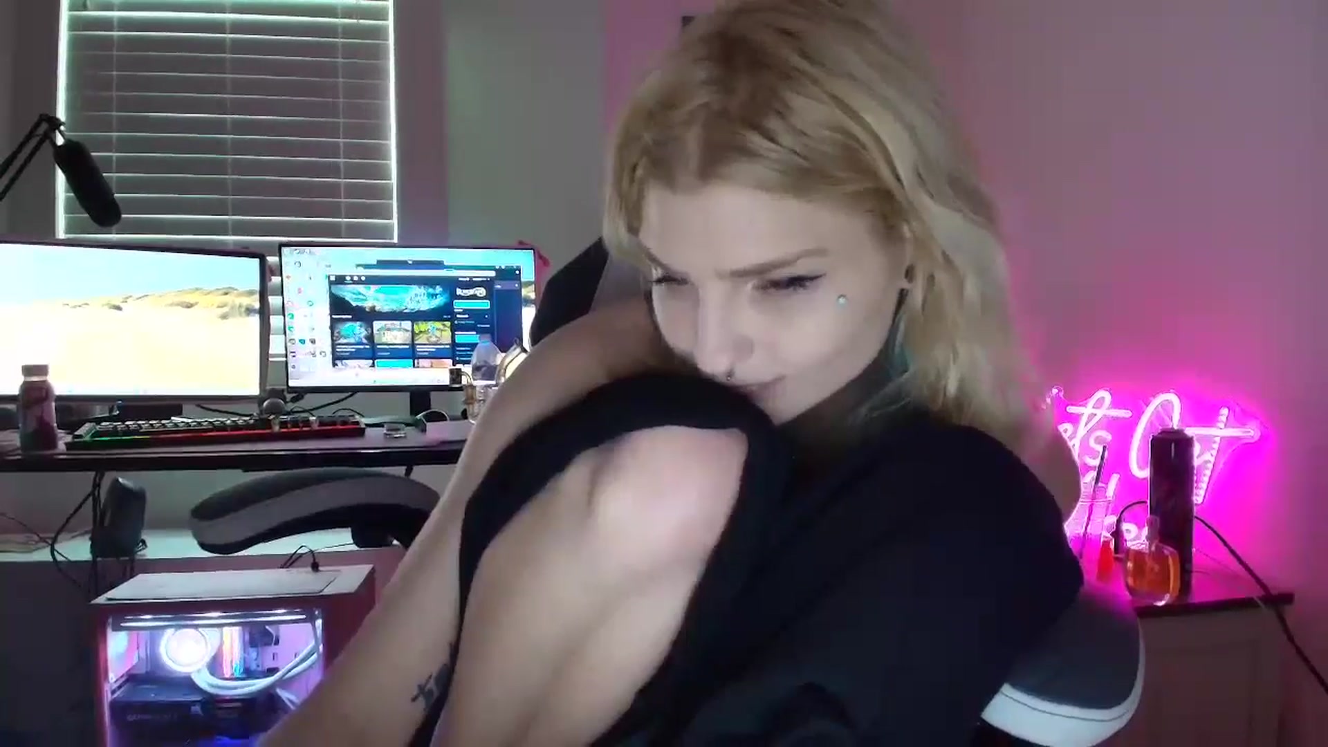 Gallery image thumbnail from DuckChan0's myfreecams stream on, 06/17/2025, 16:44 image 18 of 20