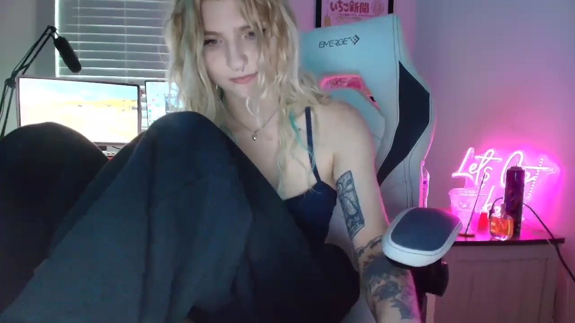 Gallery image thumbnail from DuckChan0's myfreecams stream on, 06/17/2025, 16:44 image 5 of 20
