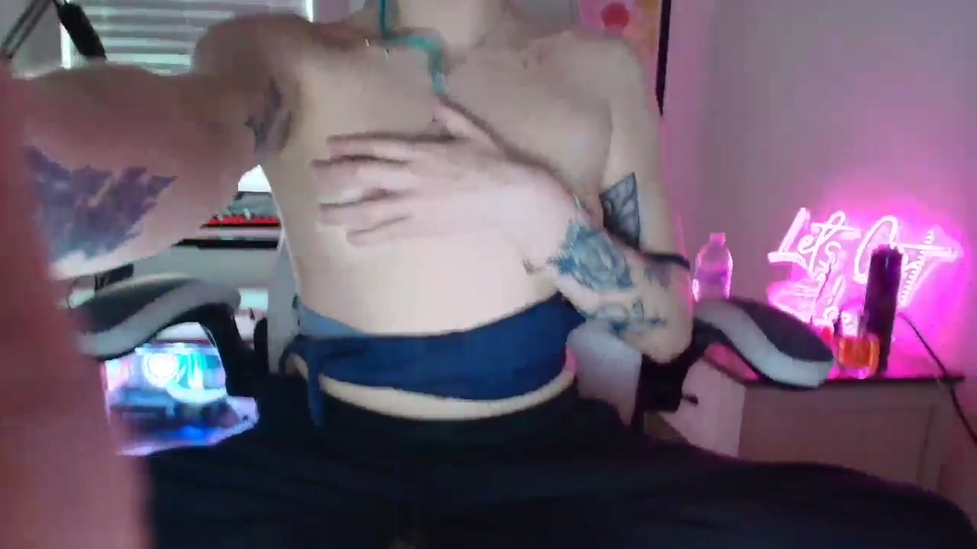 Gallery image thumbnail from DuckChan0's myfreecams stream on, 06/17/2025, 16:44 image 3 of 20