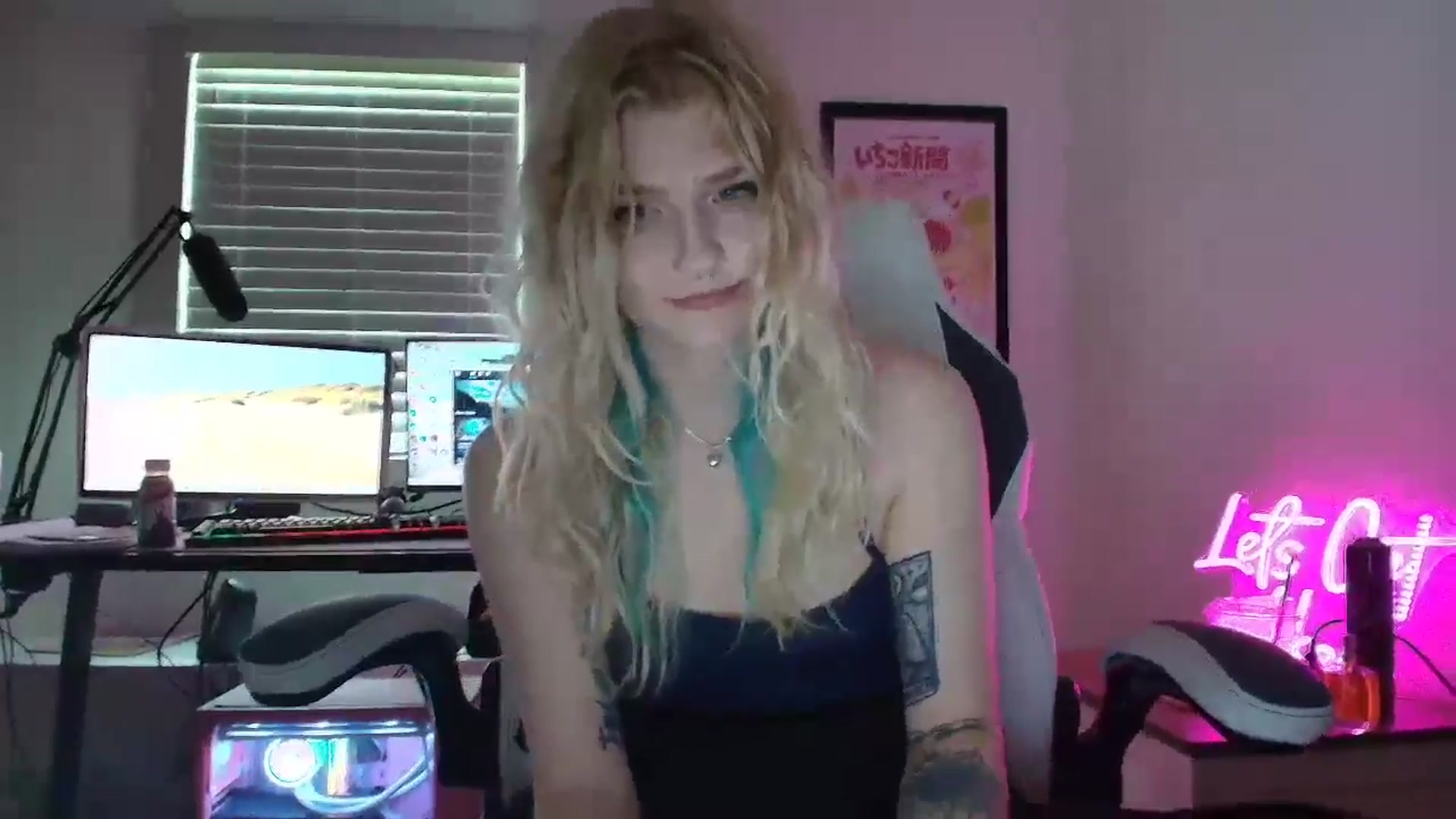 Gallery image thumbnail from DuckChan0's myfreecams stream on, 06/17/2025, 16:44 image 16 of 20