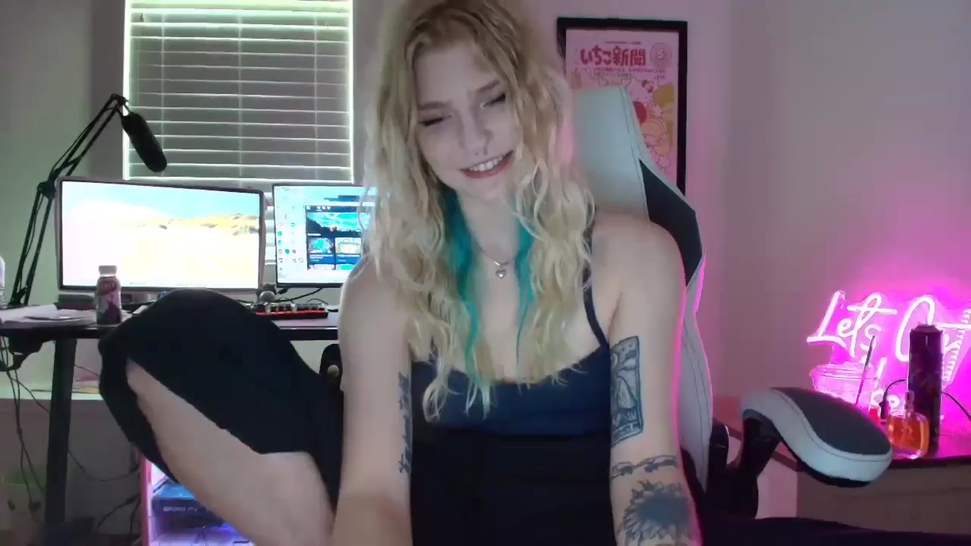 Gallery image thumbnail from DuckChan0's myfreecams stream on, 06/17/2025, 16:44 image 14 of 20