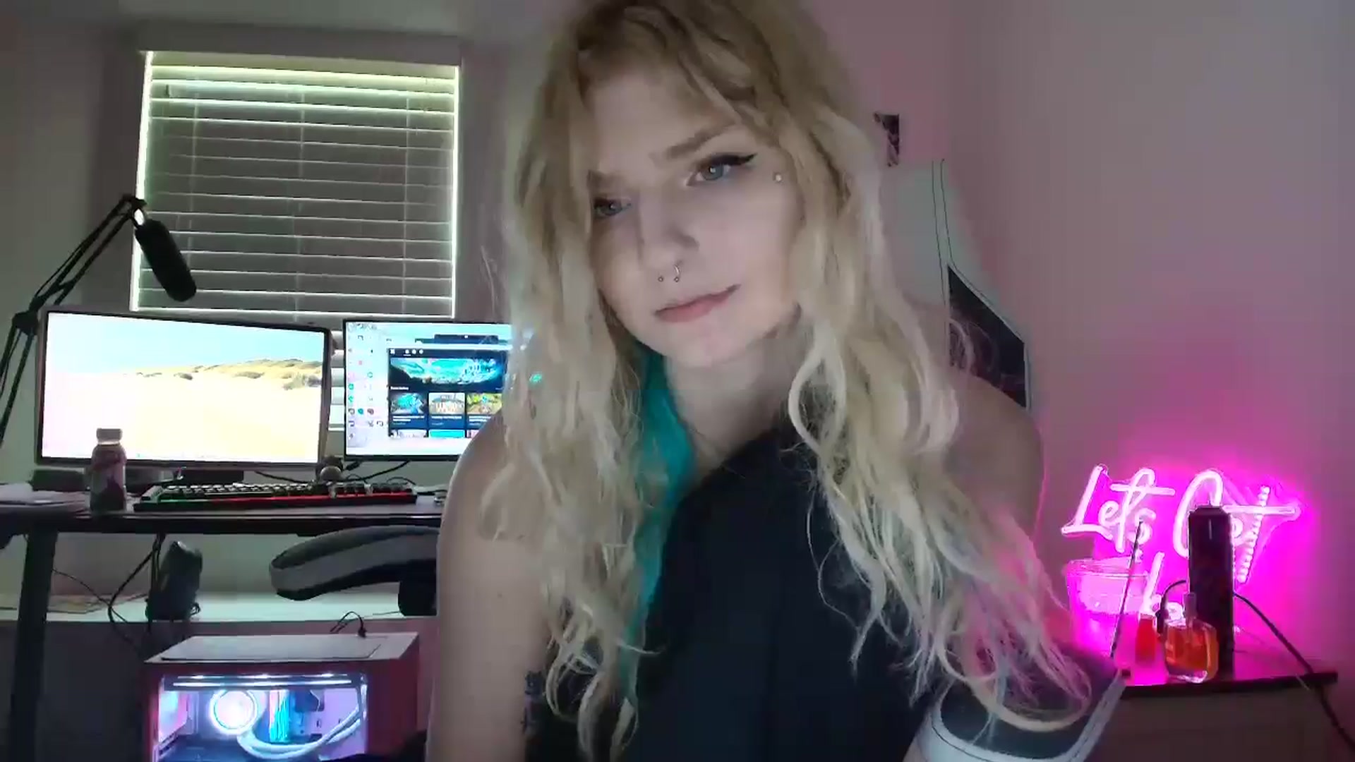 Gallery image thumbnail from DuckChan0's myfreecams stream on, 06/17/2025, 16:44 image 12 of 20