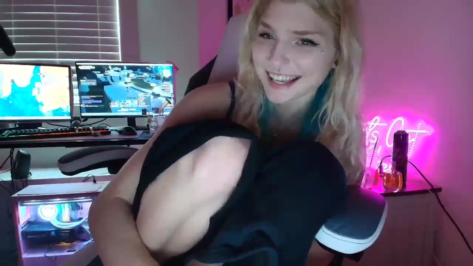 Gallery image thumbnail from DuckChan0's myfreecams stream on, 06/17/2025, 16:44 image 20 of 20