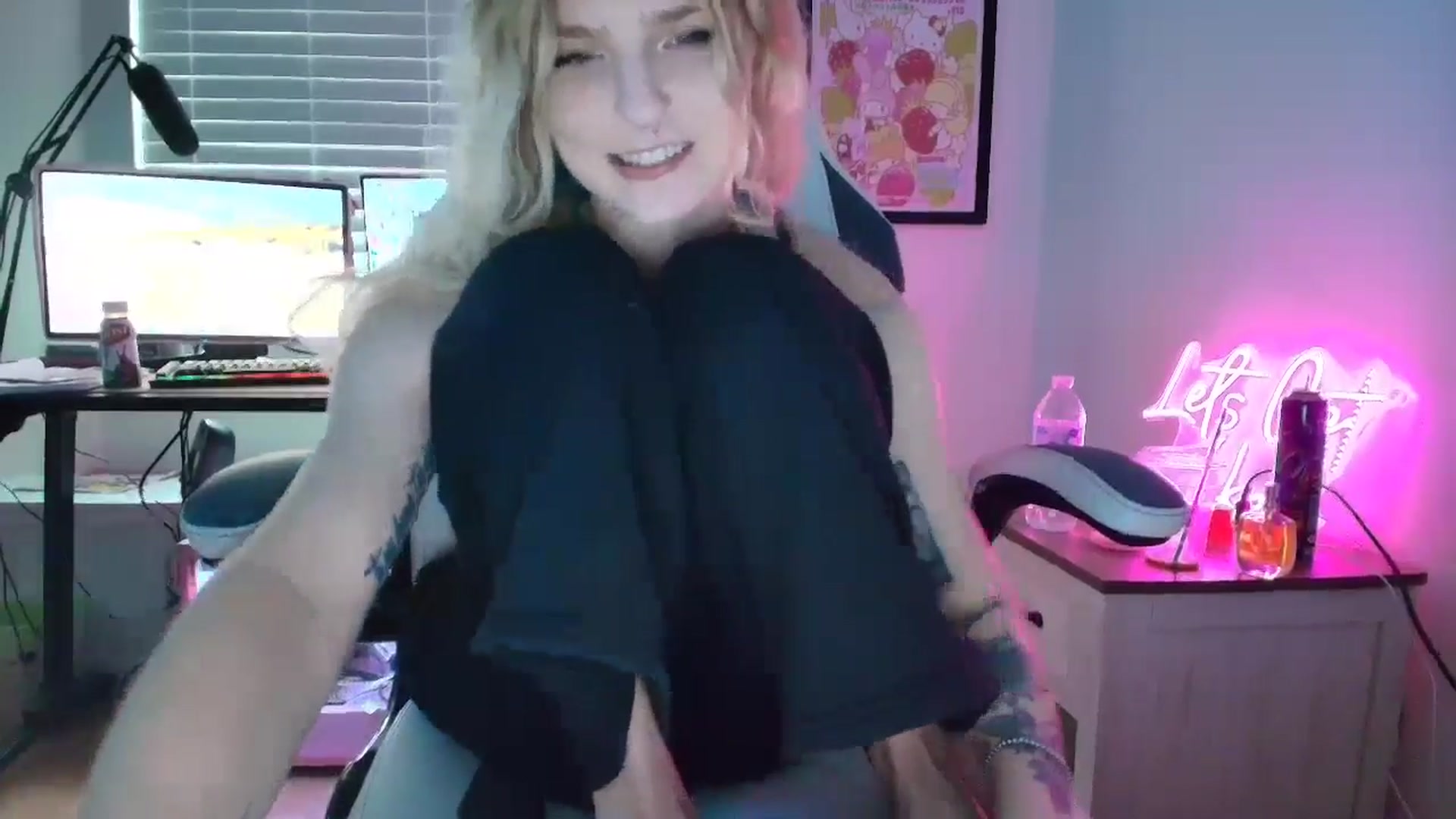 Gallery image thumbnail from DuckChan0's myfreecams stream on, 06/17/2025, 16:44 image 4 of 20
