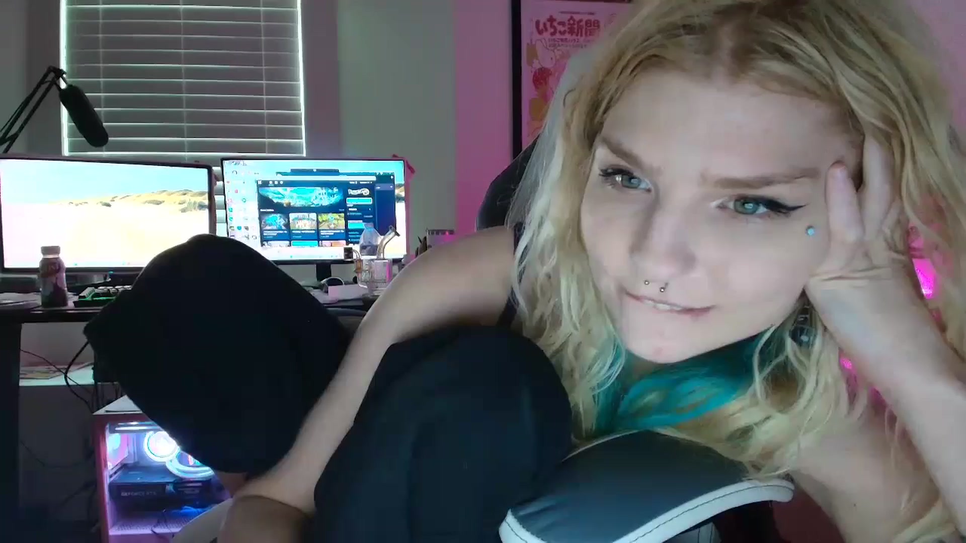 Gallery image thumbnail from DuckChan0's myfreecams stream on, 06/17/2025, 16:44 image 15 of 20