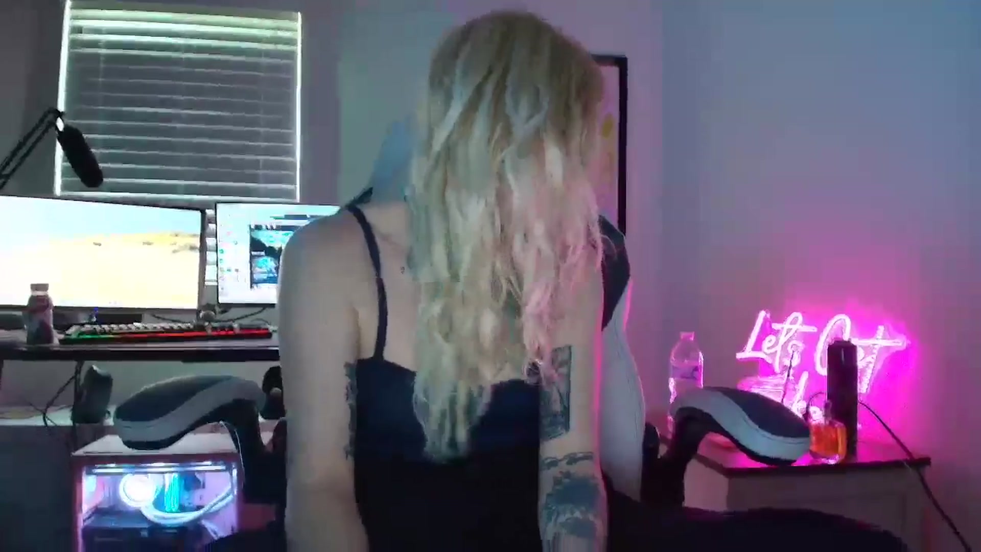 Gallery image thumbnail from DuckChan0's myfreecams stream on, 06/17/2025, 16:44 image 9 of 20