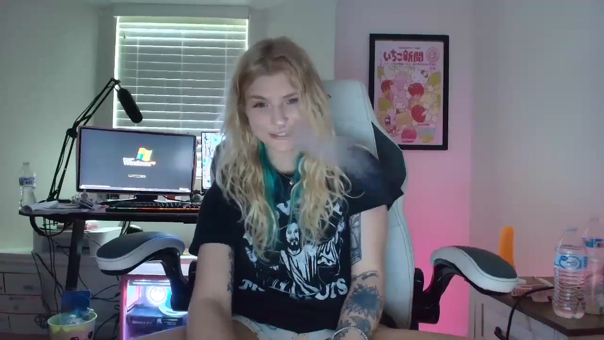 Gallery image thumbnail from DuckChan0's myfreecams stream on, 06/19/2025, 16:39 image 9 of 20