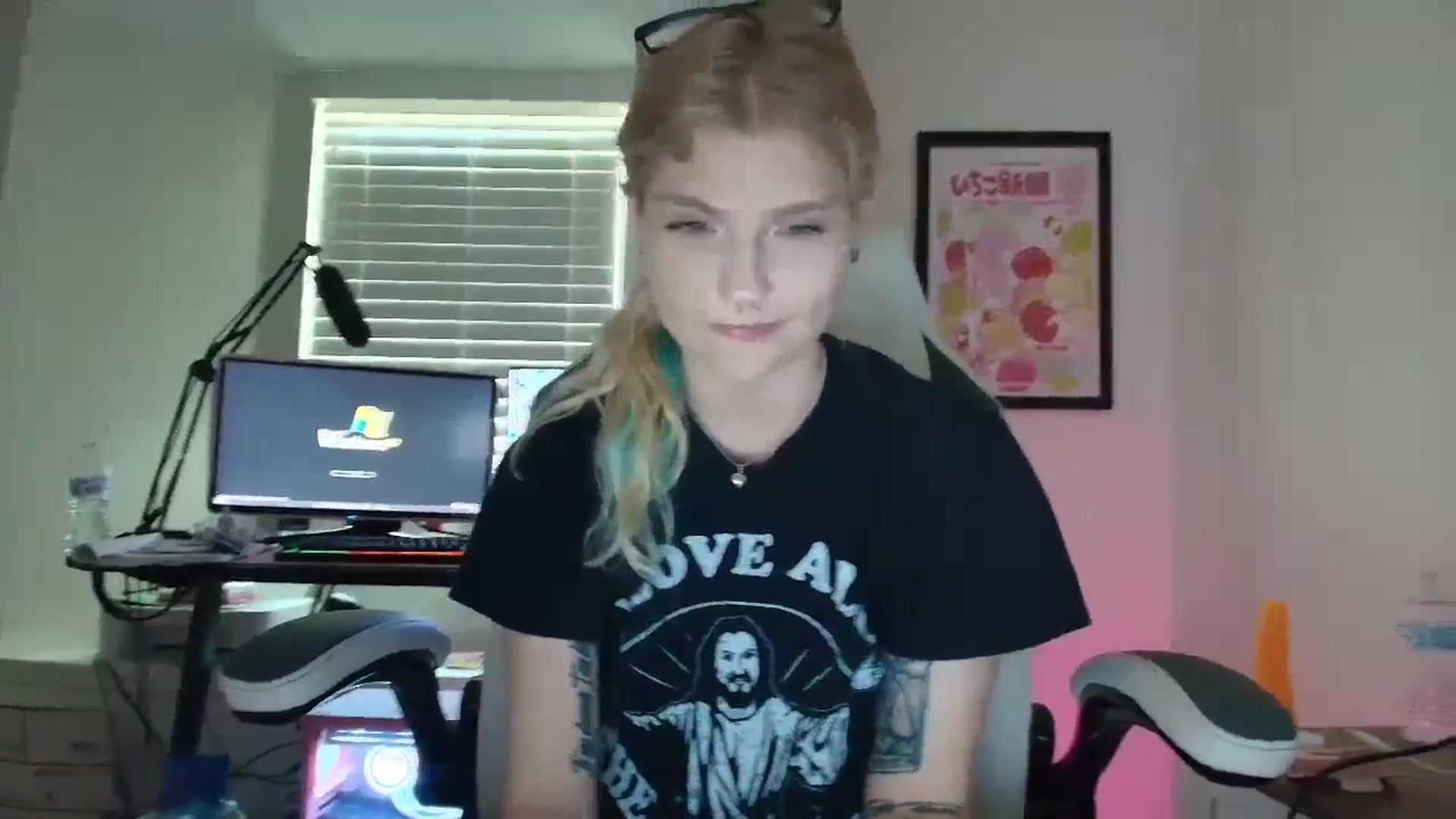 Gallery image thumbnail from DuckChan0's myfreecams stream on, 06/19/2025, 16:39 image 3 of 20