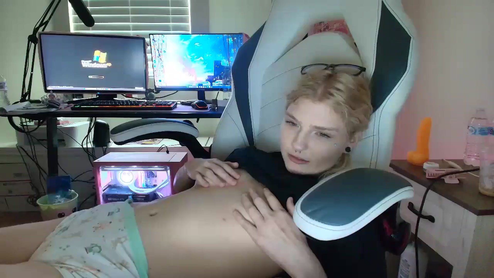 Gallery image thumbnail from DuckChan0's myfreecams stream on, 06/19/2025, 16:39 image 5 of 20