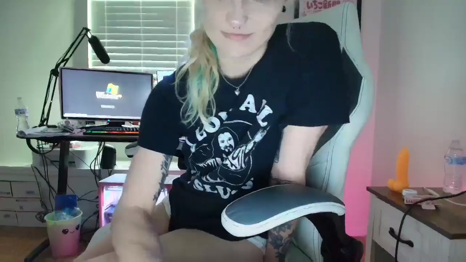 Gallery image thumbnail from DuckChan0's myfreecams stream on, 06/19/2025, 16:39 image 2 of 20