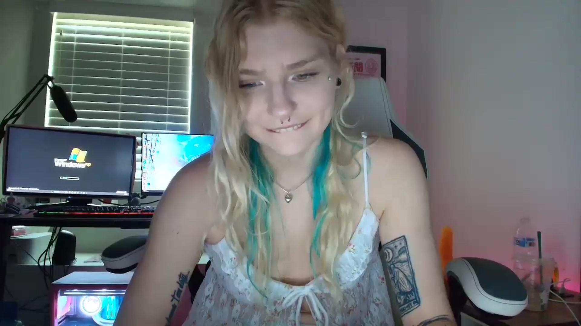 Gallery image thumbnail from DuckChan0's myfreecams stream on, 06/19/2025, 17:02 image 7 of 20