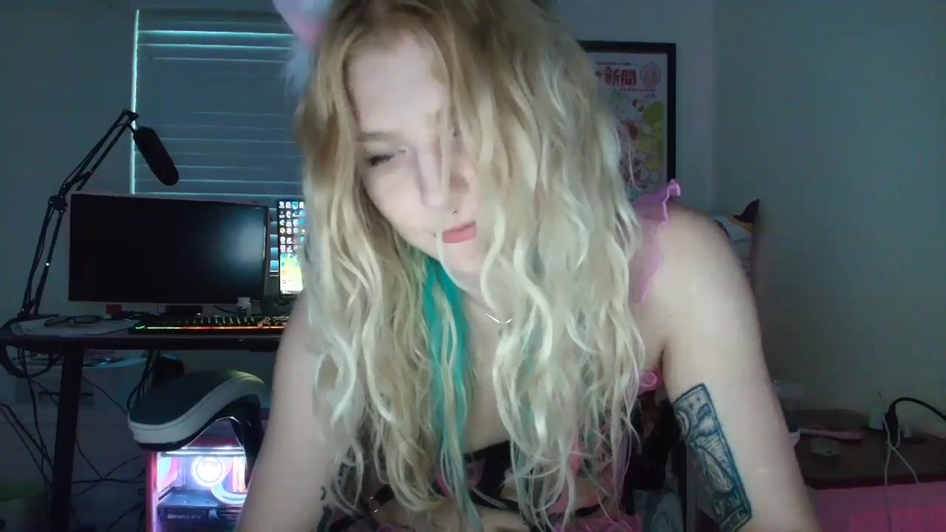 Gallery image thumbnail from DuckChan0's myfreecams stream on, 06/22/2025, 24:31 image 16 of 20