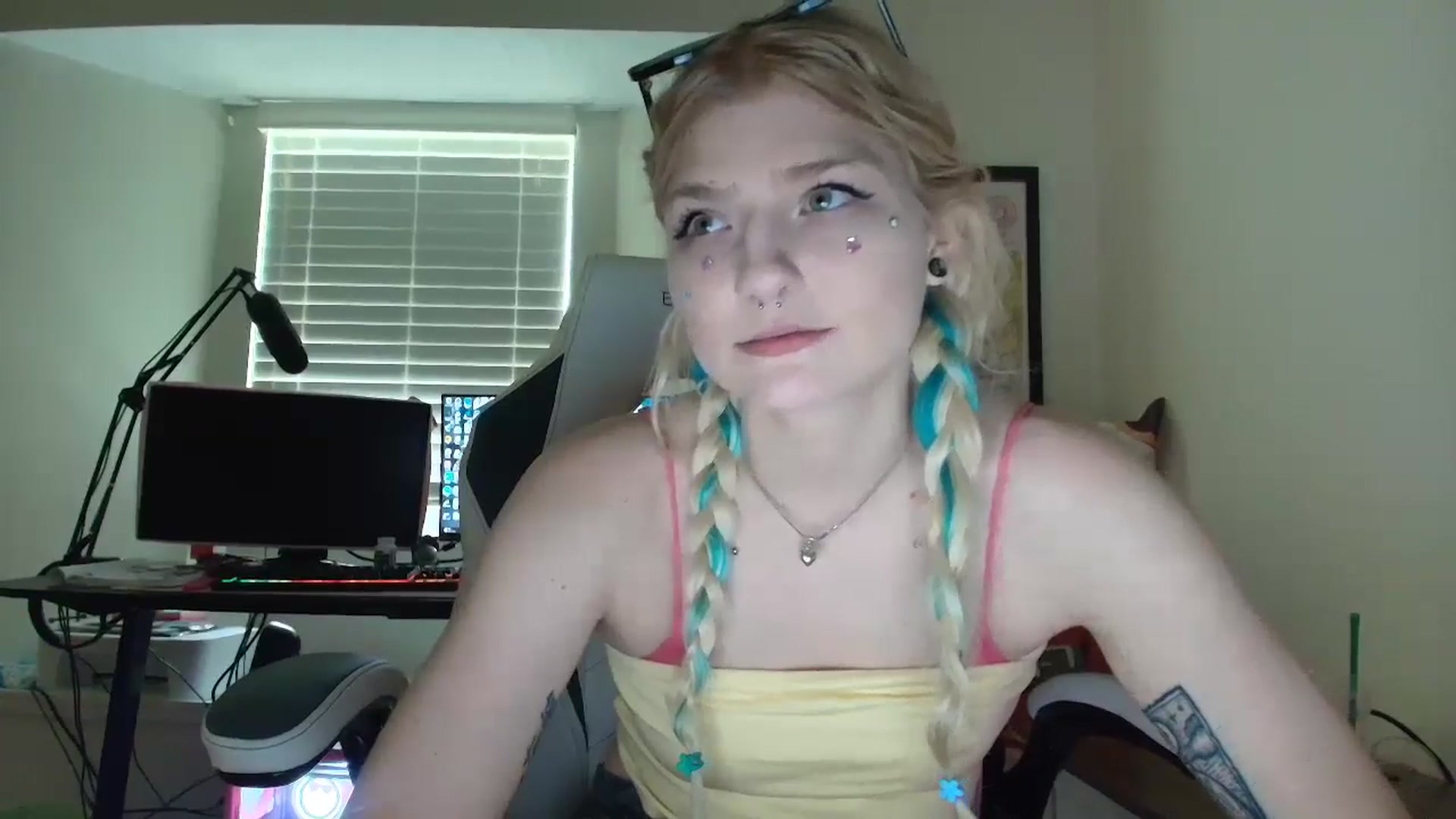 Gallery image thumbnail from DuckChan0's myfreecams stream on, 06/22/2025, 17:21 image 3 of 20