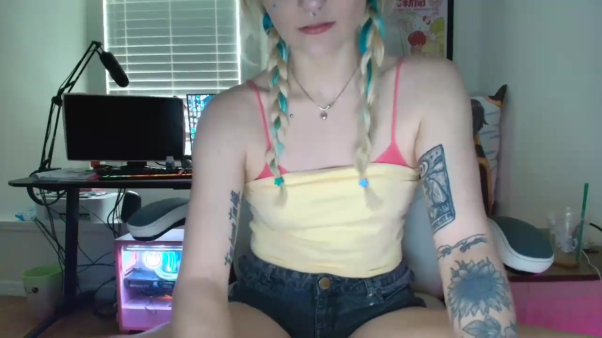Gallery image thumbnail from DuckChan0's myfreecams stream on, 06/22/2025, 17:21 image 17 of 20