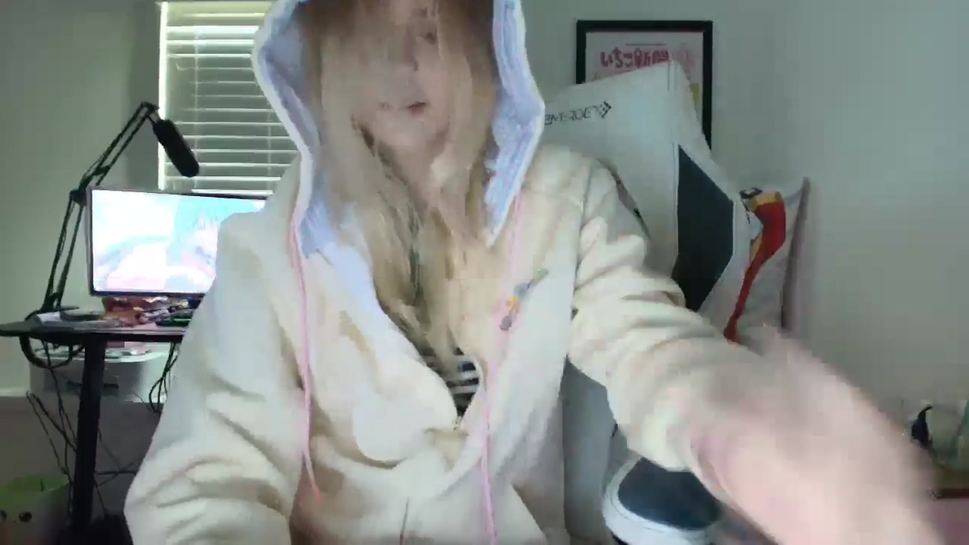 Gallery image thumbnail from DuckChan0's myfreecams stream on, 06/23/2025, 16:48 image 6 of 20