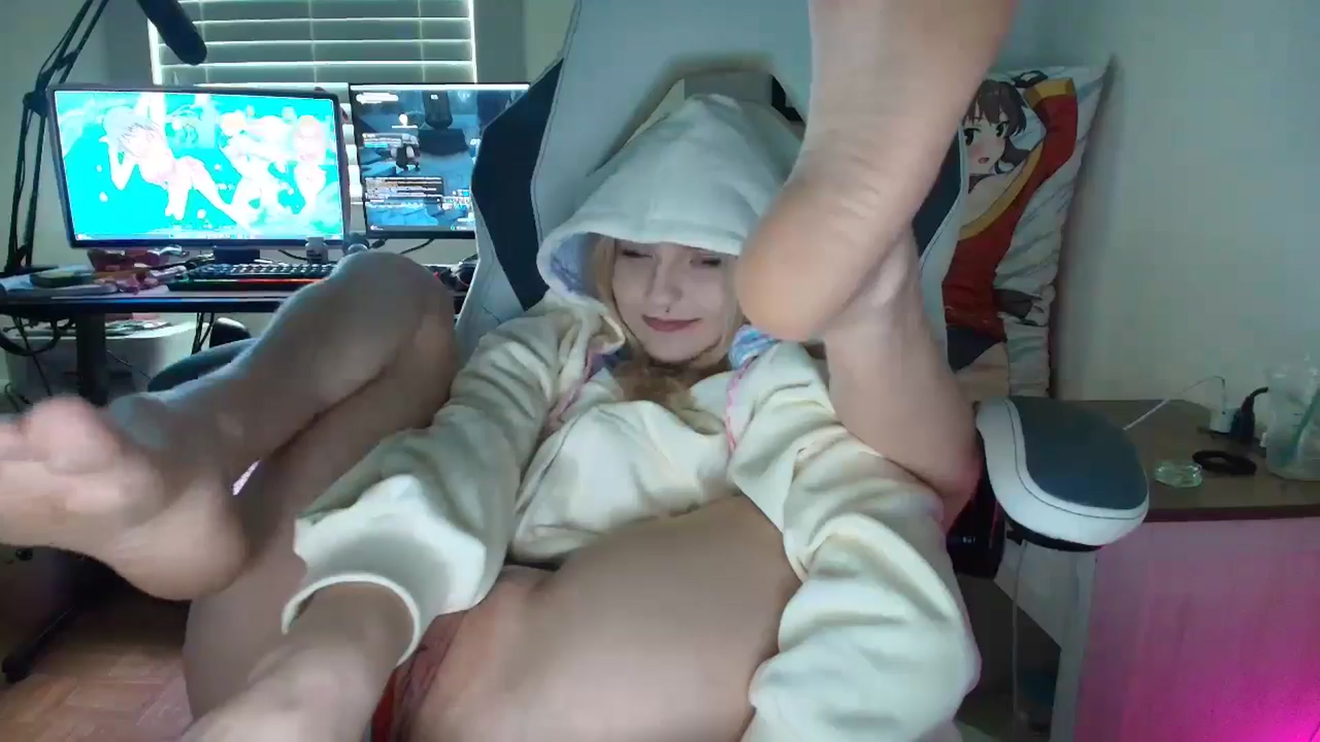 Gallery image thumbnail from DuckChan0's myfreecams stream on, 06/23/2025, 16:48 image 4 of 20