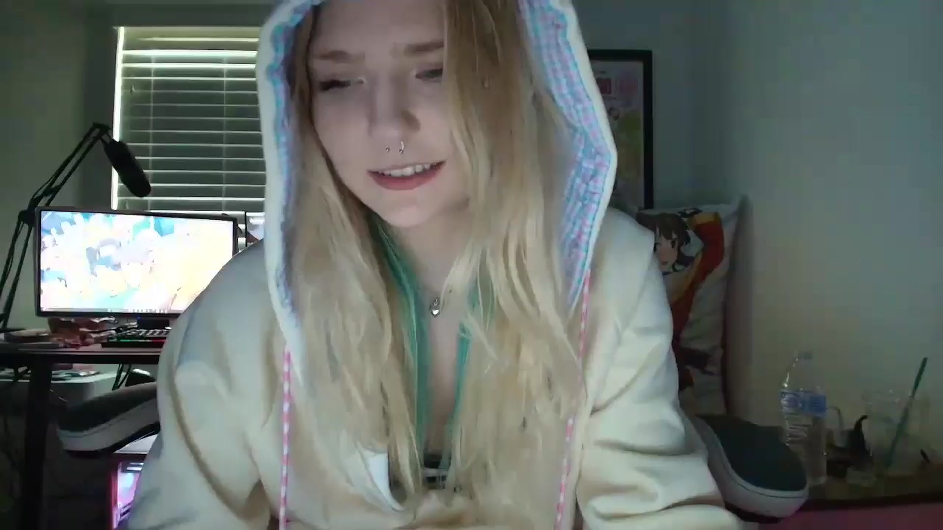 Gallery image thumbnail from DuckChan0's myfreecams stream on, 06/23/2025, 16:48 image 12 of 20