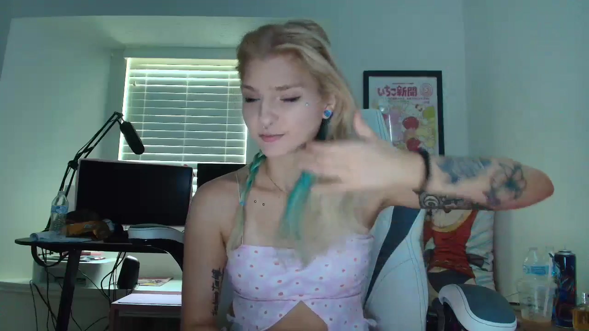 Gallery image thumbnail from DuckChan0's myfreecams stream on, 06/26/2025, 15:45 image 2 of 20