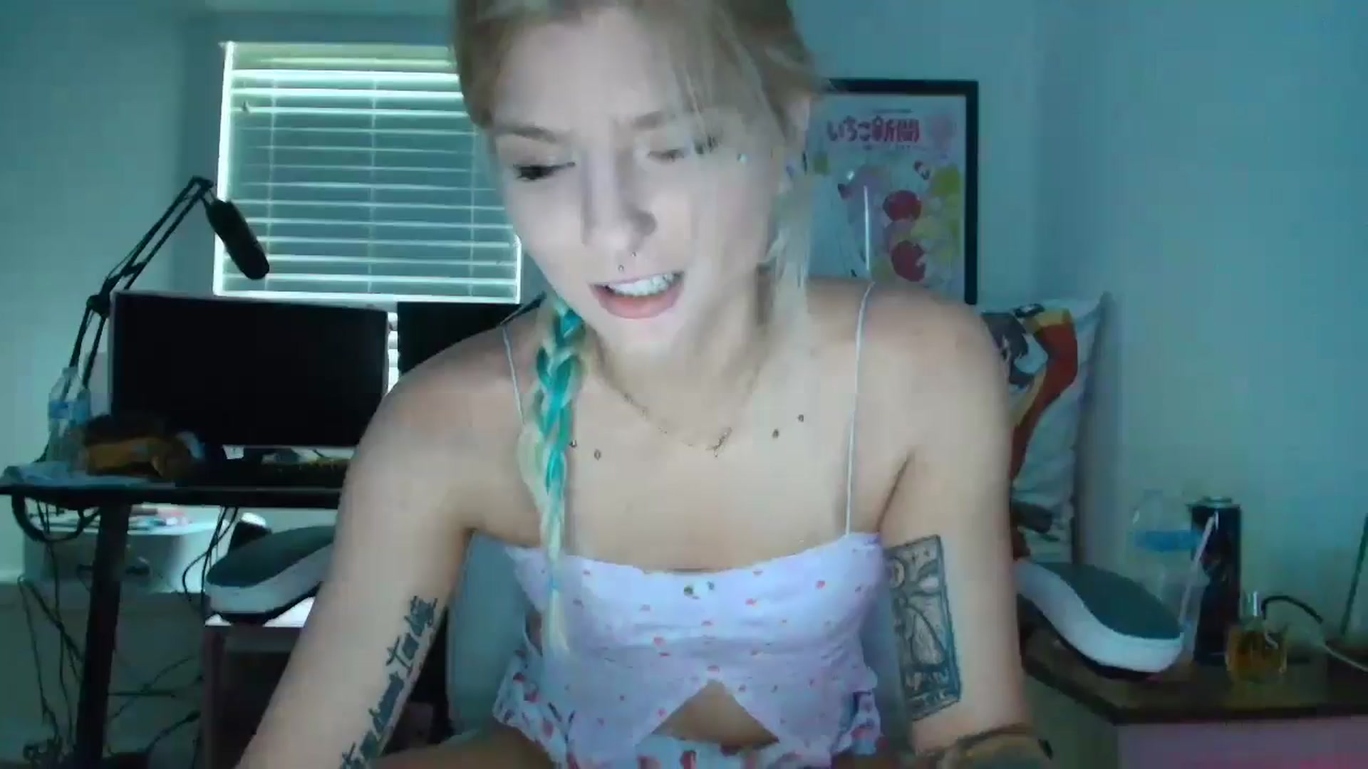 Gallery image thumbnail from DuckChan0's myfreecams stream on, 06/26/2025, 15:45 image 10 of 20