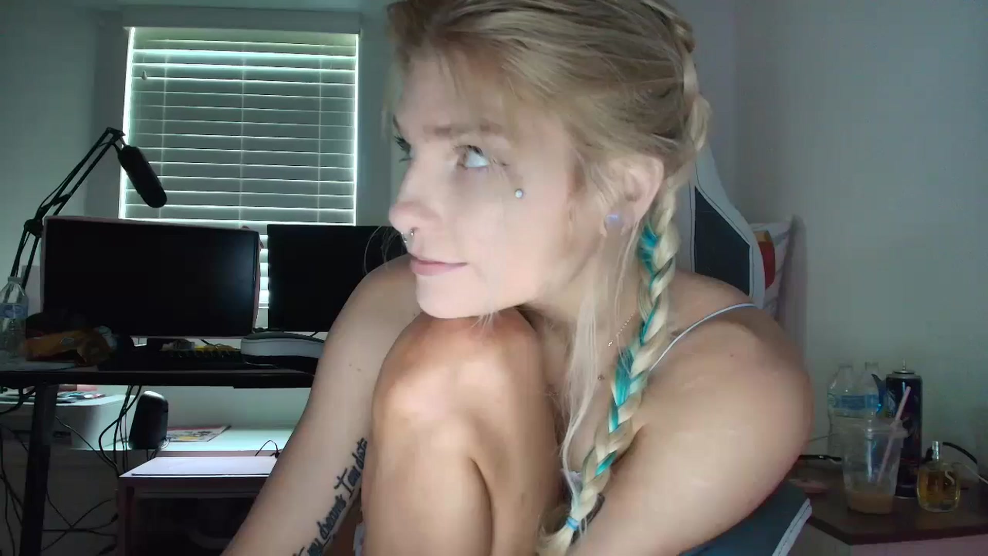 Gallery image thumbnail from DuckChan0's myfreecams stream on, 06/26/2025, 15:45 image 4 of 20