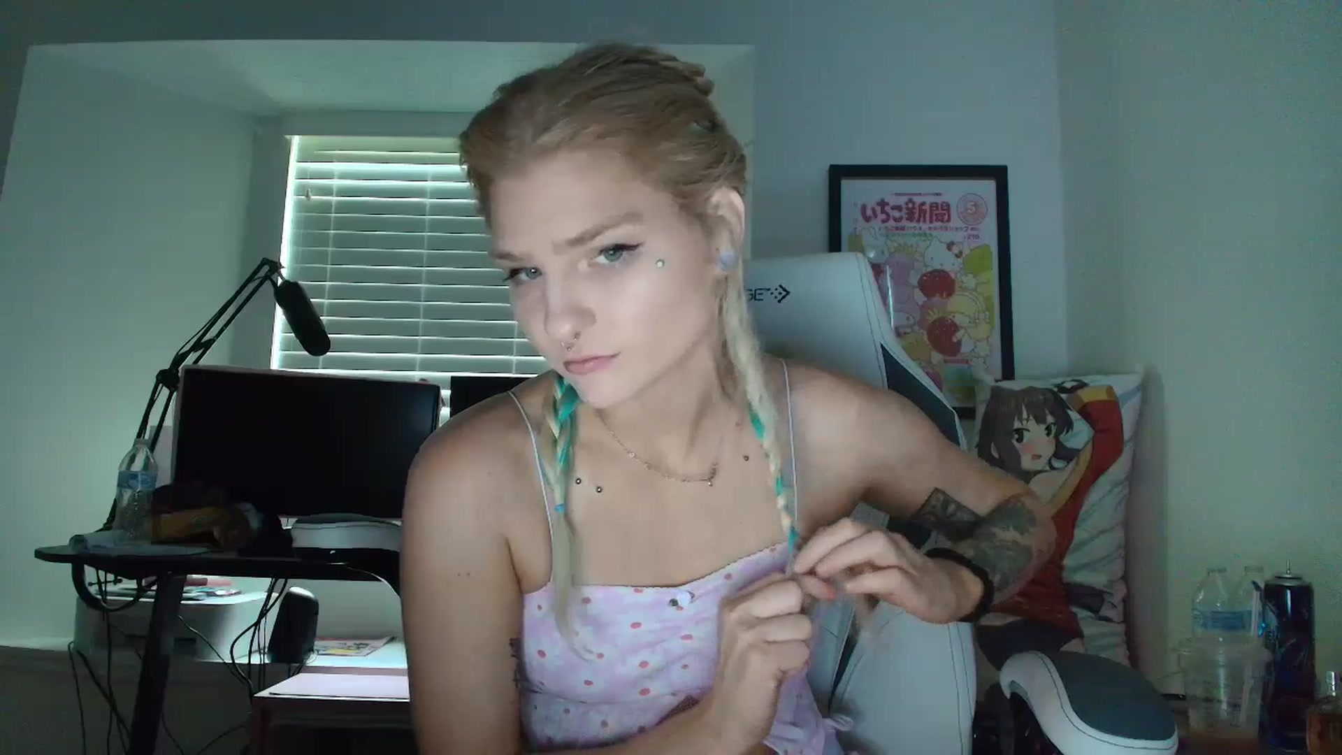Gallery image thumbnail from DuckChan0's myfreecams stream on, 06/26/2025, 15:45 image 3 of 20