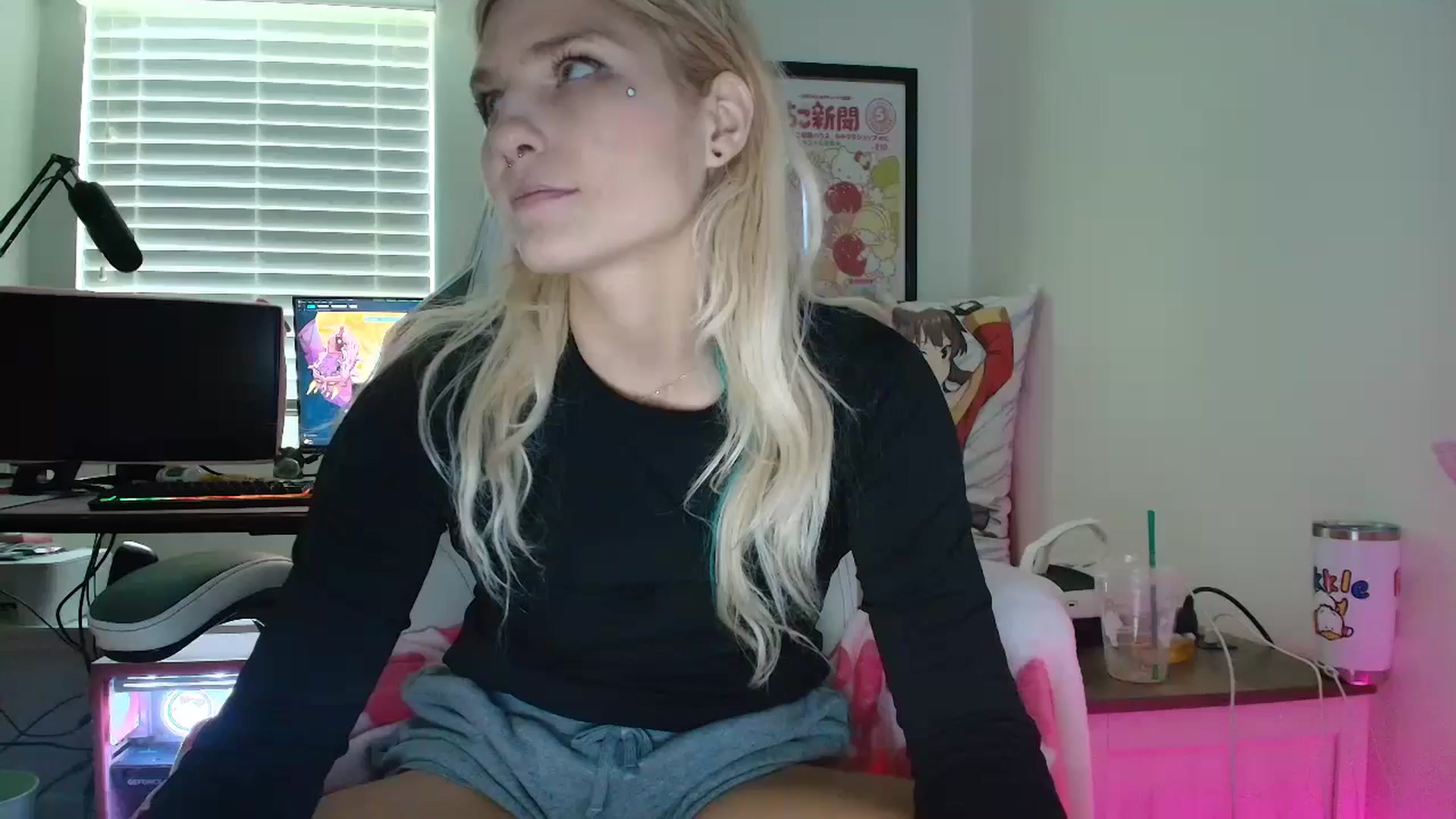 Gallery image thumbnail from DuckChan0's myfreecams stream on, 06/27/2025, 16:41 image 13 of 20