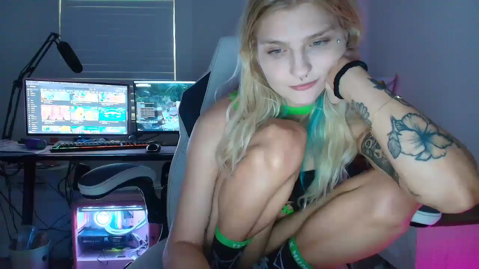 Gallery image thumbnail from DuckChan0's myfreecams stream on, 06/28/2025, 24:05 image 17 of 20