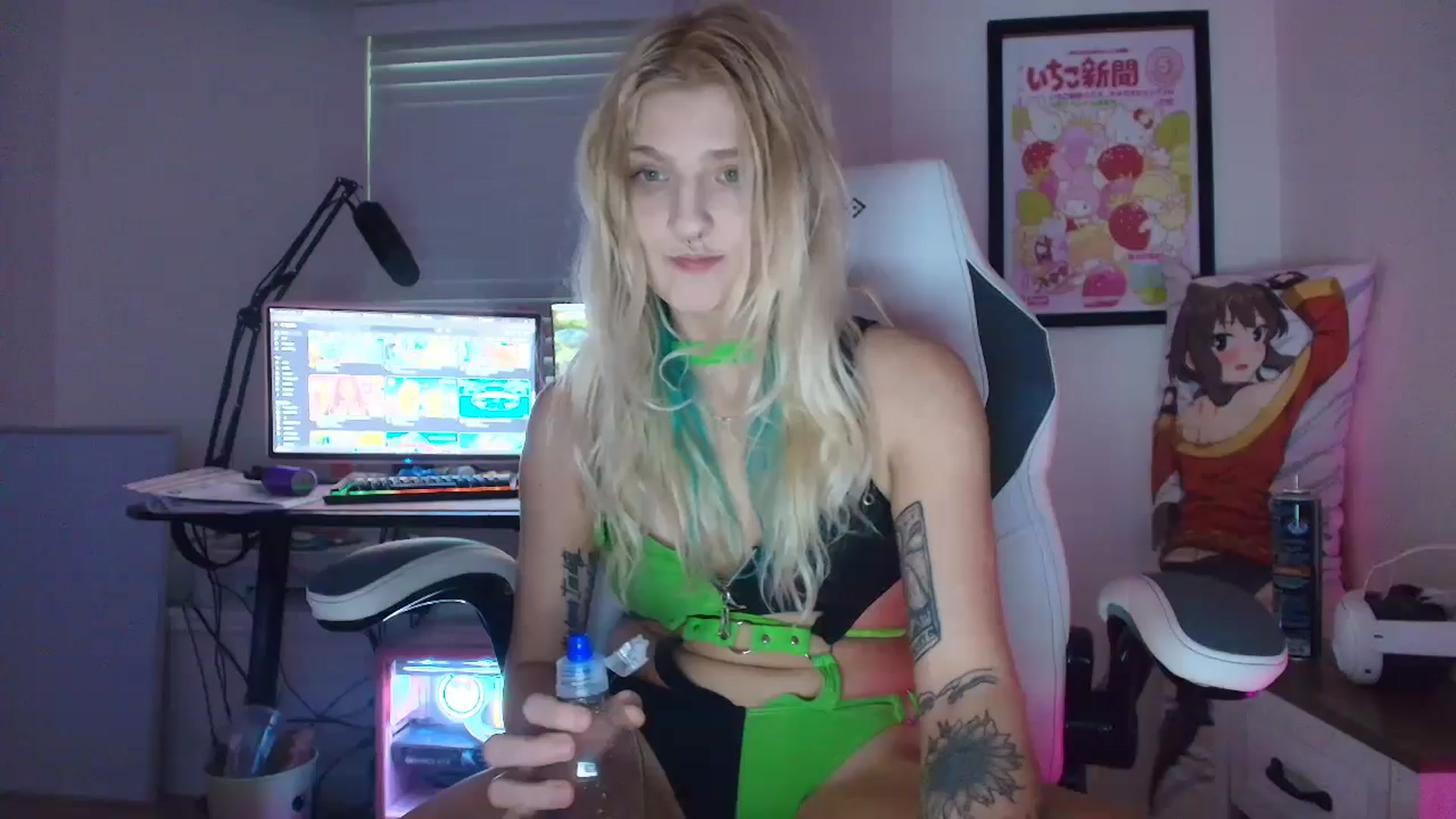 Gallery image thumbnail from DuckChan0's myfreecams stream on, 06/28/2025, 24:05 image 4 of 20