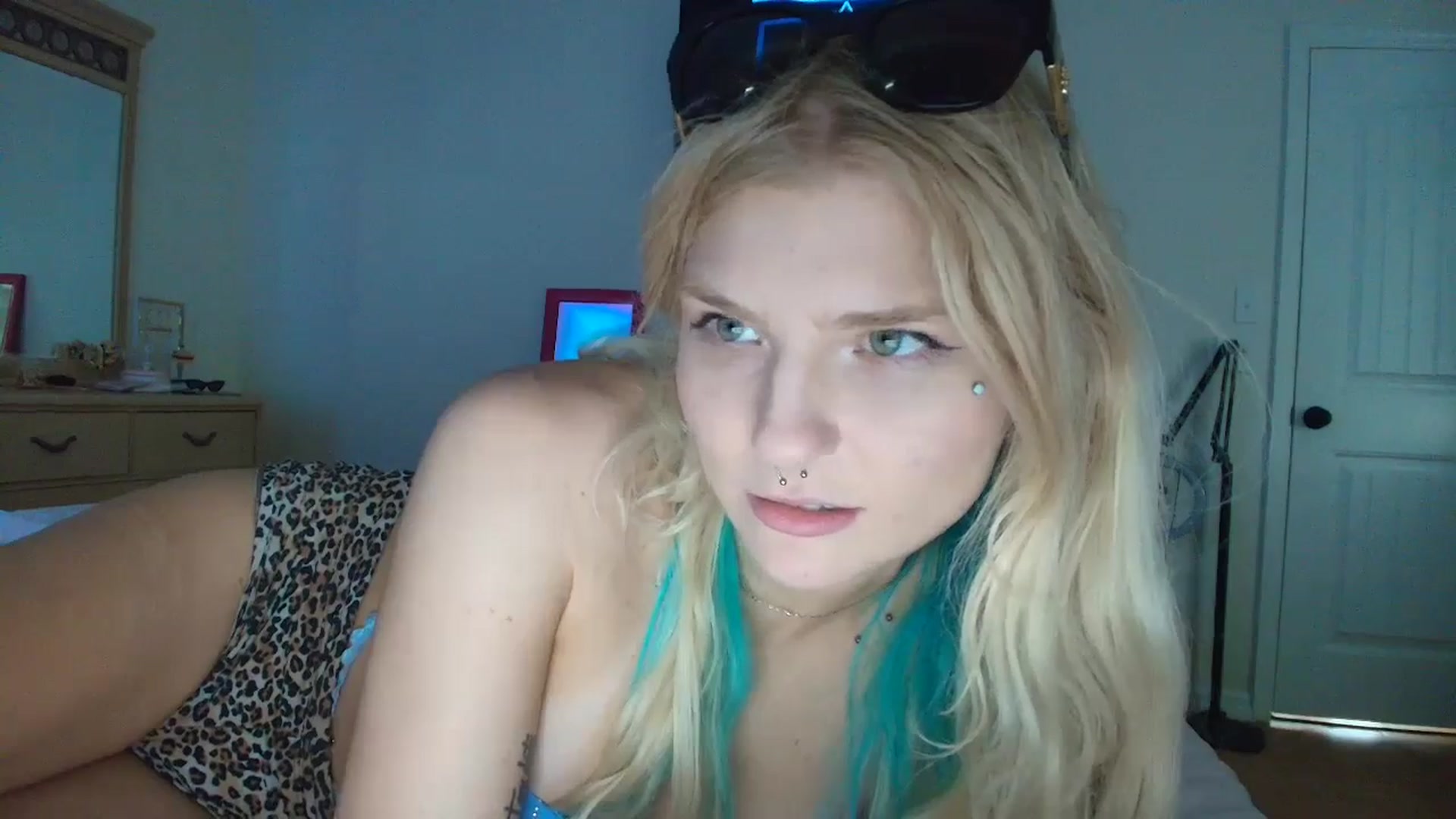 Gallery image thumbnail from DuckChan0's myfreecams stream on, 06/28/2025, 16:17 image 15 of 20