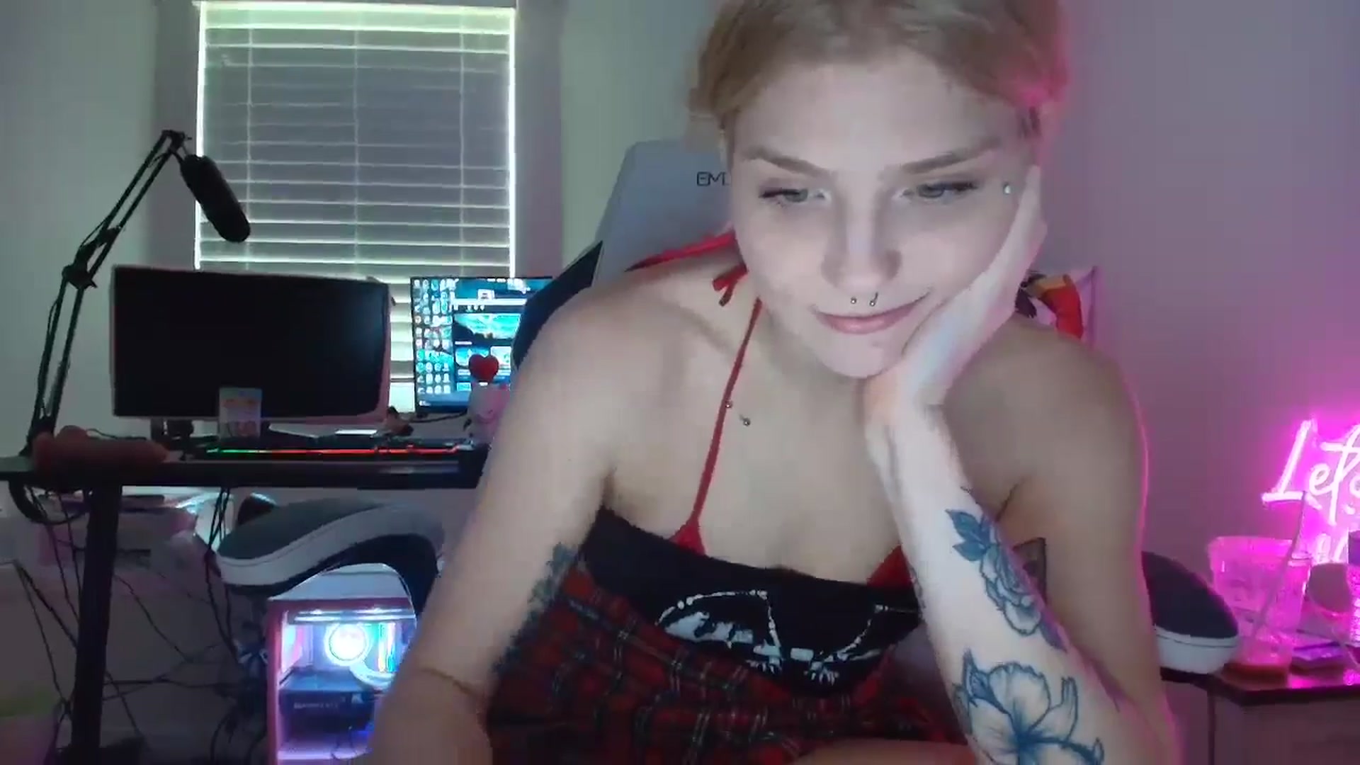 Gallery image thumbnail from DuckChan0's myfreecams stream on, 07/03/2025, 15:17 image 16 of 20