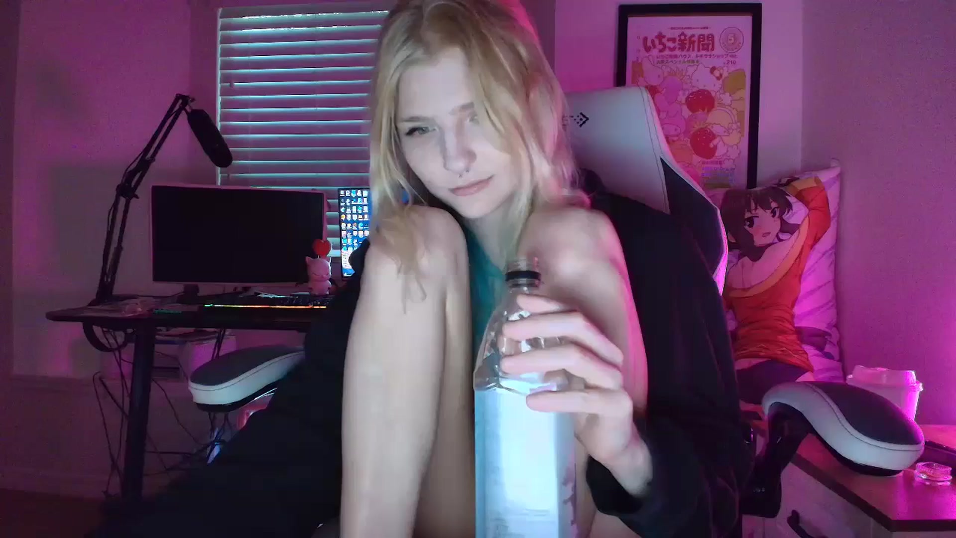 Gallery image thumbnail from DuckChan0's myfreecams stream on, 07/05/2025, 24:02 image 19 of 20