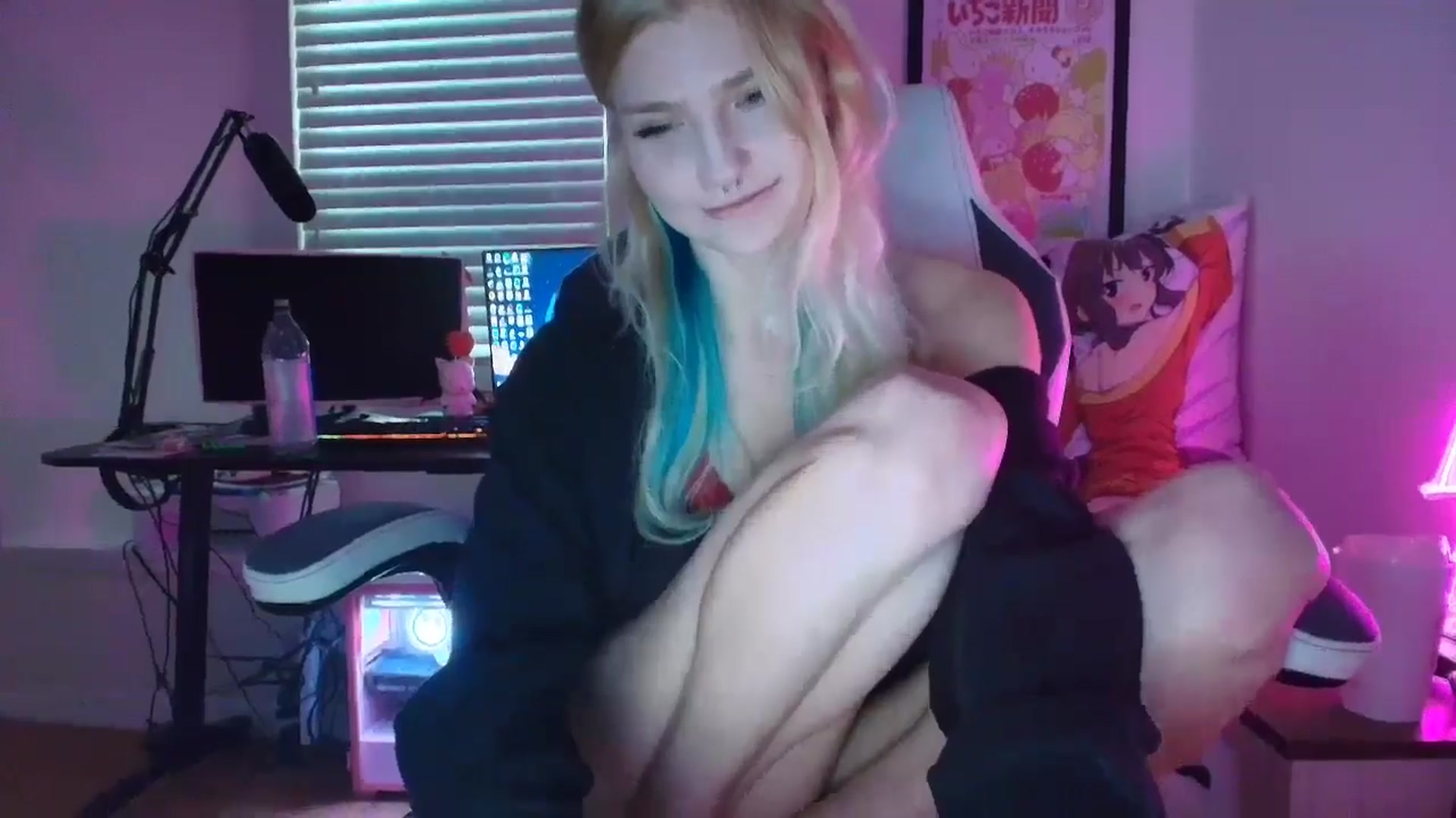 Gallery image thumbnail from DuckChan0's myfreecams stream on, 07/05/2025, 24:02 image 2 of 20