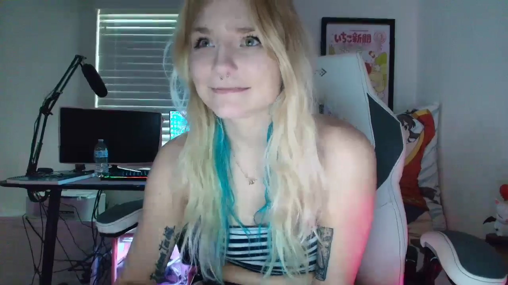Gallery image thumbnail from DuckChan0's myfreecams stream on, 07/05/2025, 23:14 image 14 of 20