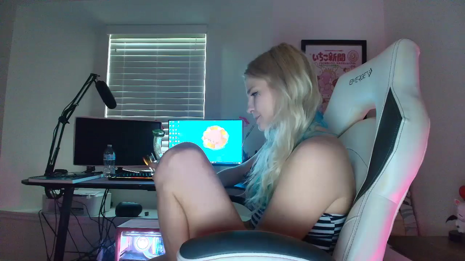 Gallery image thumbnail from DuckChan0's myfreecams stream on, 07/05/2025, 23:14 image 13 of 20