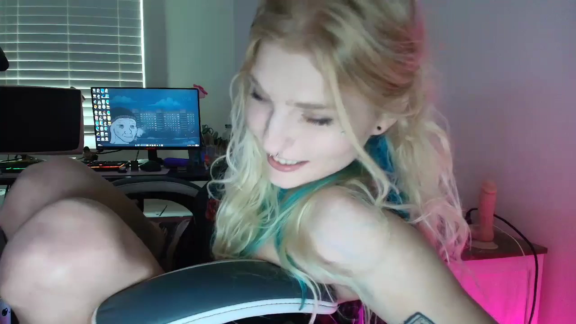 Gallery image thumbnail from DuckChan0's myfreecams stream on, 07/06/2025, 22:09 image 2 of 20