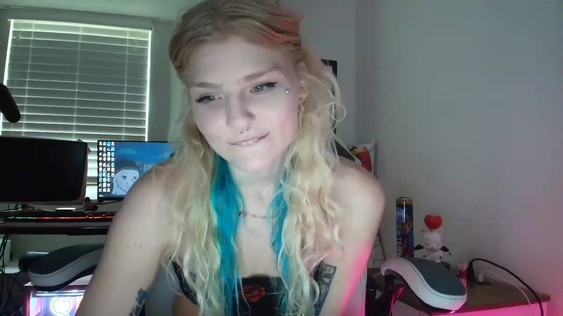 Gallery image thumbnail from DuckChan0's myfreecams stream on, 07/06/2025, 22:09 image 6 of 20