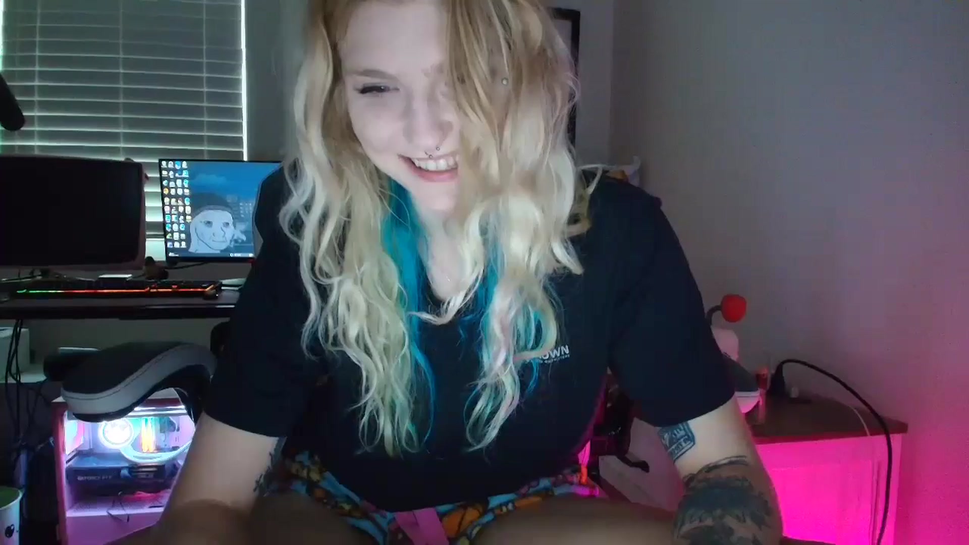 Gallery image thumbnail from DuckChan0's myfreecams stream on, 07/06/2025, 23:15 image 10 of 20