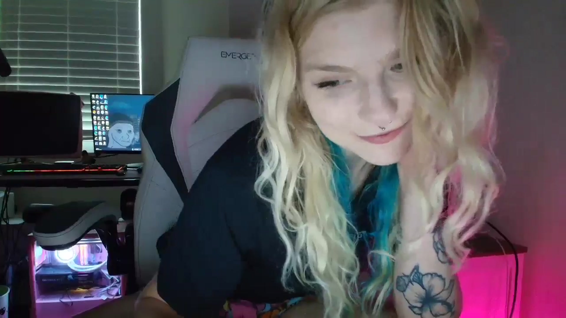 Gallery image thumbnail from DuckChan0's myfreecams stream on, 07/06/2025, 23:15 image 9 of 20