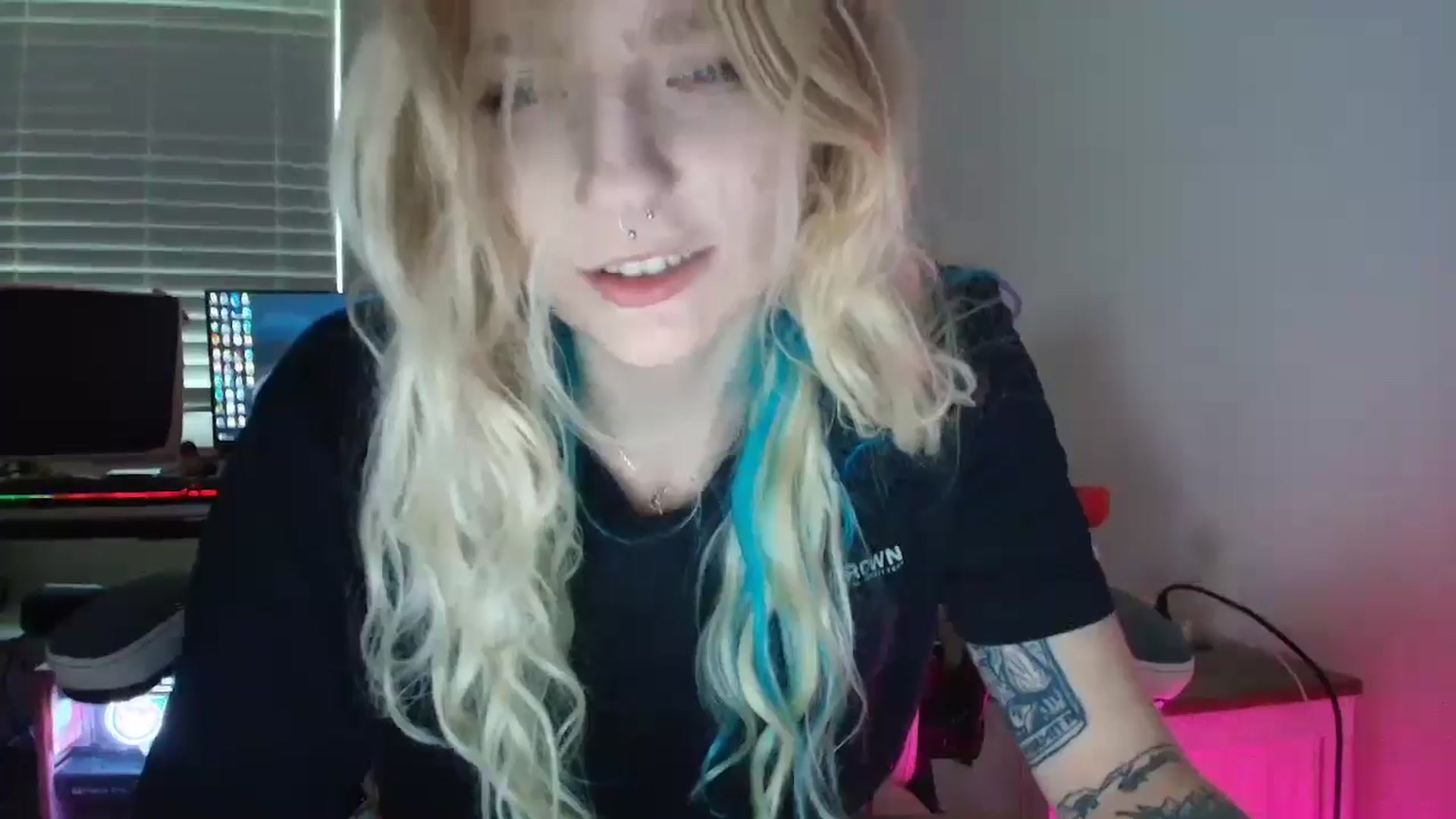Gallery image thumbnail from DuckChan0's myfreecams stream on, 07/06/2025, 23:15 image 16 of 20