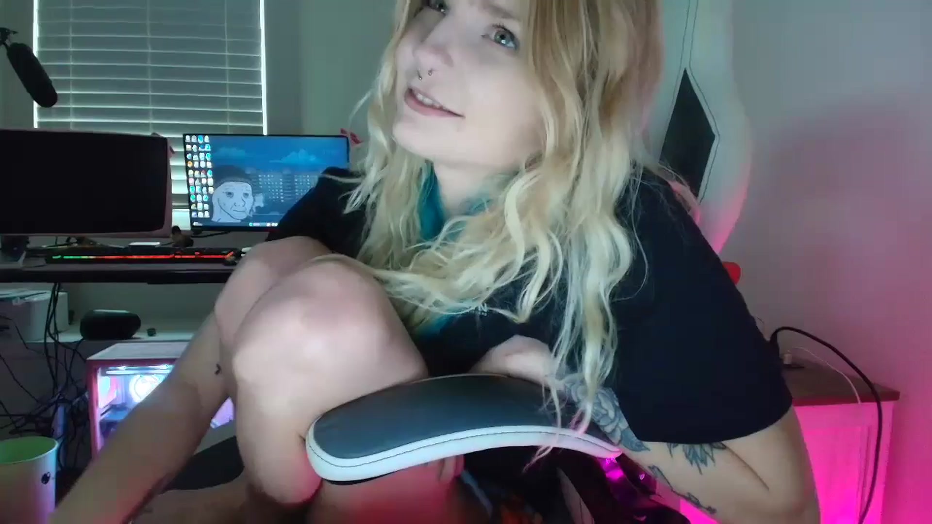 Gallery image thumbnail from DuckChan0's myfreecams stream on, 07/06/2025, 23:15 image 1 of 20