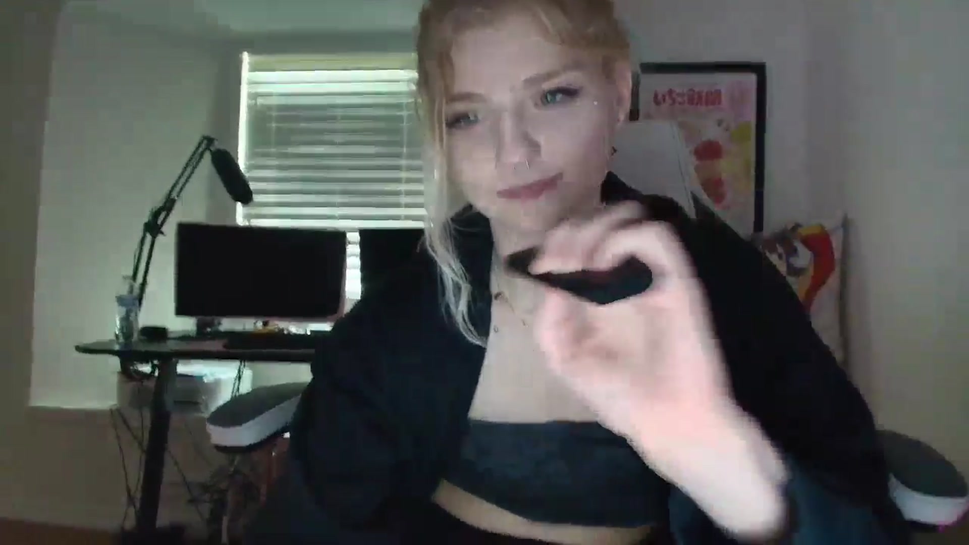 Gallery image thumbnail from DuckChan0's myfreecams stream on, 07/07/2025, 15:46 image 16 of 20