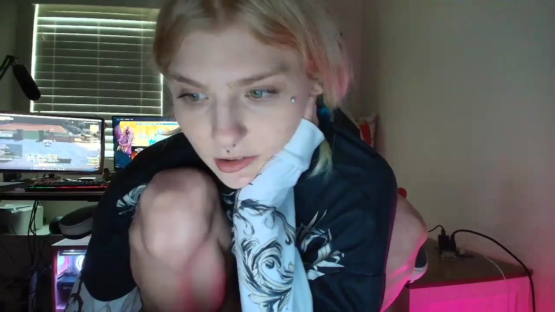 Gallery image thumbnail from DuckChan0's myfreecams stream on, 07/08/2025, 13:04 image 15 of 20